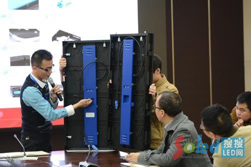 明和產品經理周杰先生介紹產品