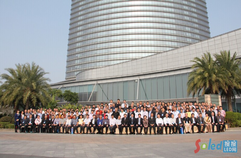 領導和各企業代表大合影